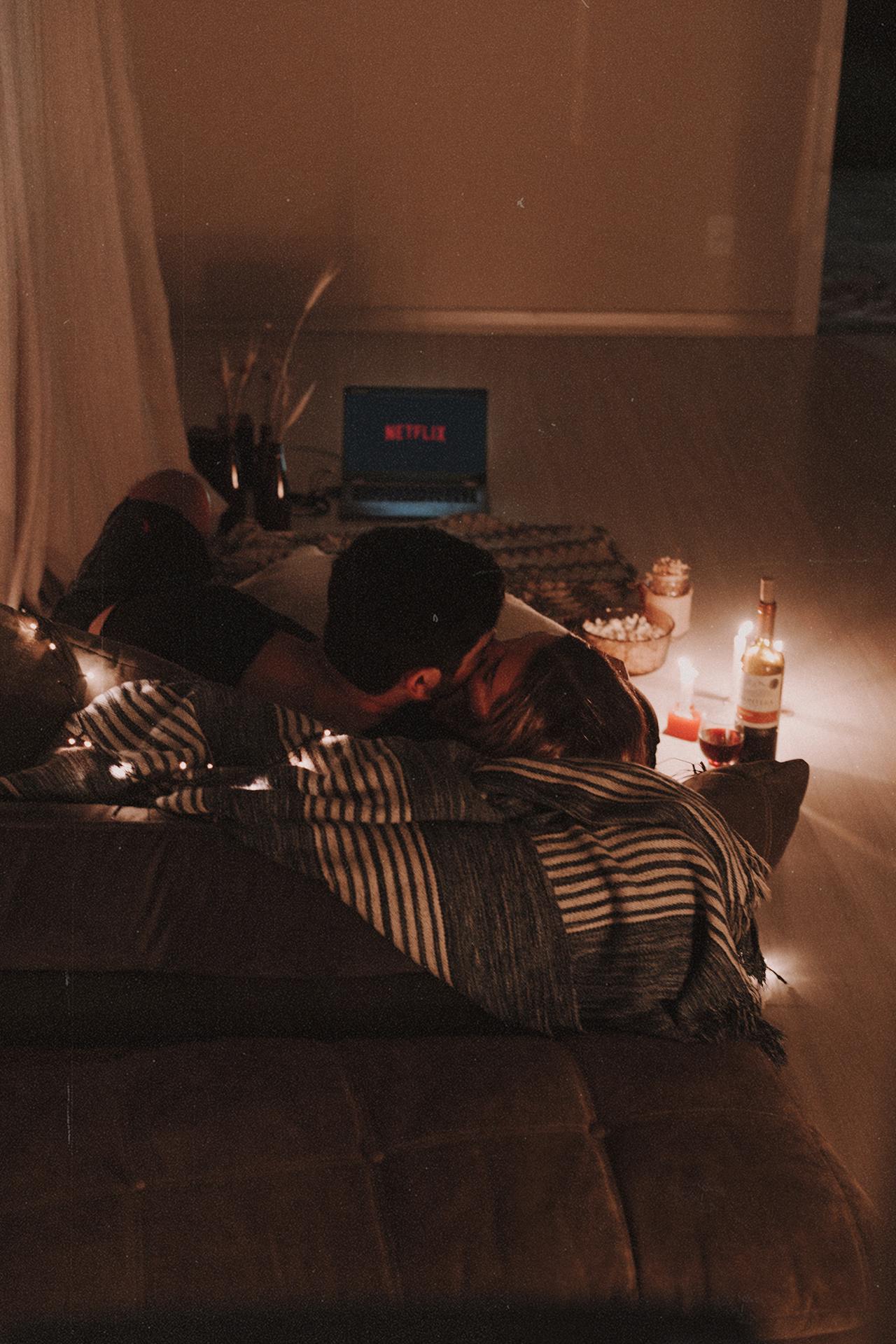 A couple kissing on a couch | Source: Pexels