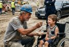 I only had rice, beans, and half a piece of chicken in my old lunchbox. Then I saw the boy in the wheelchair sitting alone under the brutal sun, watching our construction site in silence. “Are you thirsty, little man?” I asked. He nodded, so I gave him my water and my food. The workers laughed at me. But when the black luxury car arrived, nobody was laughing anymore.